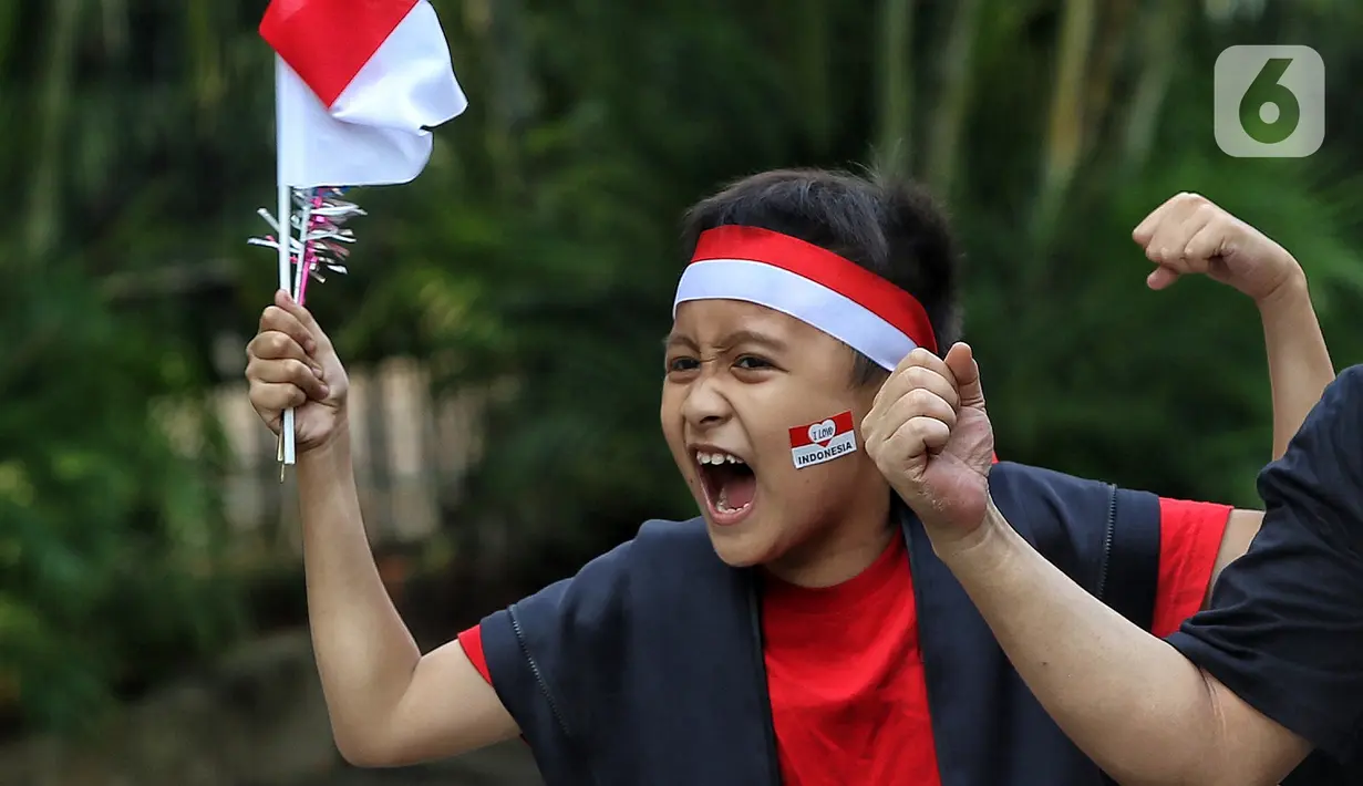 Tampak masyakarat antusias sepanjang jalan dari Monas ke Istana menyaksikan kirab budaya dalam rangkaian upacara HUT ke-78 RI. (Liputan6.com/Angga Yuniar)