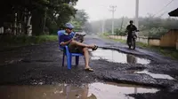 Foto jalan berlubang dan berlumpur di Sumatera Selatan. foto: Robby Ari Sanjaya