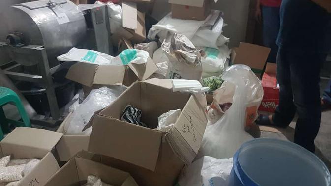 Ratusan ribu narkoba jenis pil PCC, berhasil diamankan petugas BNN Pusat hasil dari penggeledakan yang dilakukan di Kawalu Kota Tasikmalaya, Jawa Barat, kemarin (Liputan6.com/Jayadi Supriadin)