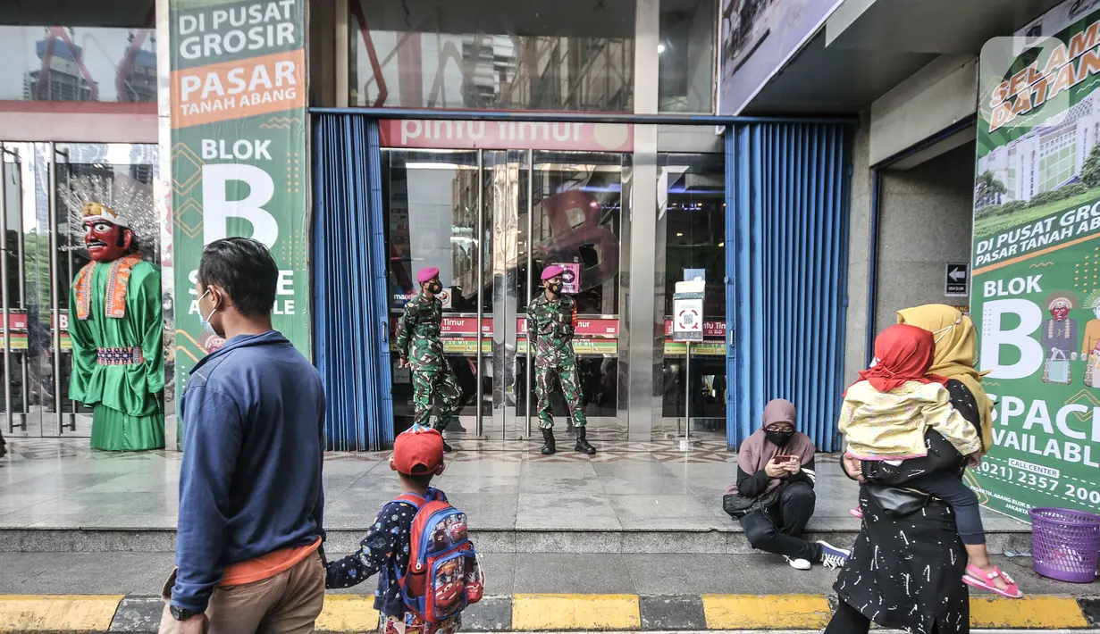 Anggota TNI berjaga di salah satu pintu masuk Blok B Pasar Tanah Abang, Jakarta, Minggu (2/5/2021). Petugas gabungan TNI, Polri, dan Satpol PP memperketat penjagaan di tiap pintu masuk Blok A dan B Pusat Grosir Tanah Abang guna mencegah kerumunan pengunjung. (merdeka.com/Iqbal S Nugroho)