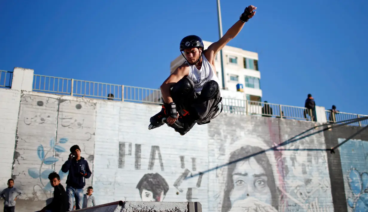 Remaja Palestina anggota Gaza Skate Team, Mohammad Al-Sawalhe (23) melatih keterampilan rollerblading-nya di sebuah pelabuhan di Kota Gaza, 8 Maret 2019. Peralatan skateboard tidak mudah didapat di Gaza lantaran konflik antara Israel dan Palestina yang tak kunjung usai. (REUTERS/Mohammed Salem)