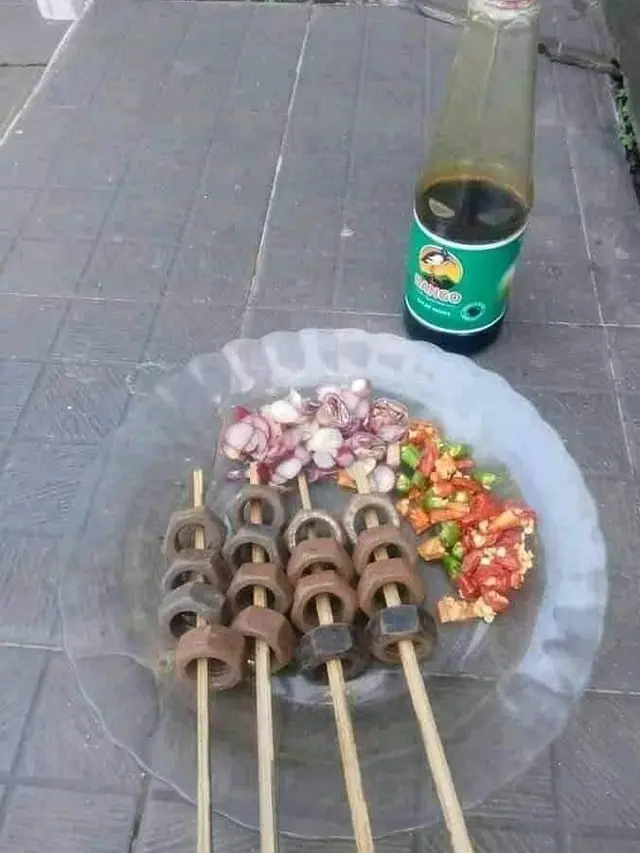 6 Potret Orang Makan Sate Ini Nyeleneh Banget, Bikin Tepuk Jidat