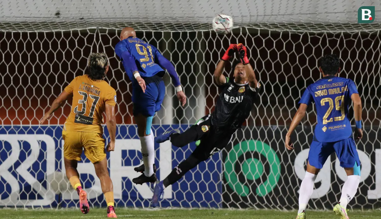 Awan Setho. Kiper berusia 25 tahun yang telah 5 musim berseragam Bhayangkara FC ini mempunyai kelebihan di reaksi yang cepat dan penempatan posisi yang mumpuni. Ia selalu jadi pilihan utama dan tampil dalam 32 laga di BRI Liga 1 musim ini dengan torehan 13 clean sheet. (Bola.com/Bagaskara Lazuardi)