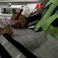 Polisi memberikan surat tilang kepada pengemudi mobil berpelat nomor genap di Jalan S Parman, Jakarta, Rabu (1/8). Polisi hari ini mulai memberlakukan sanksi tilang kepada pelanggar aturan di kawasan perluasan ganjil genap (Liputan6.com/Johan Tallo)