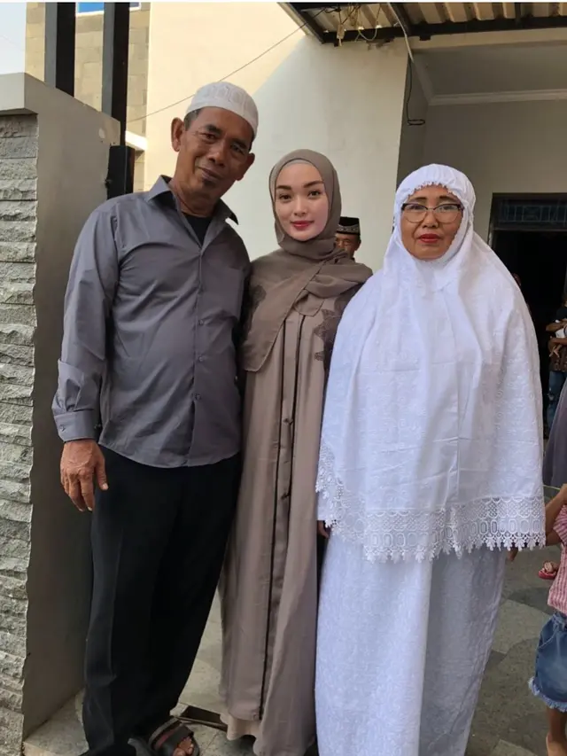 Zaskia Gotik bersama ayah dan ibunya (Instagram/ zaskia_gotix)