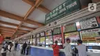 Calon penumpang membeli tiket bus AKAP di Terminal Kampung Rambutan, Jakarta, Senin (18/4/2022). Kepala Terminal Kampung Rambutan Yulza Romadhoni memprediksi harga tiket bus AKAP akan mengalami kenaikan 50 hingga 100 persen dari harga normal yang terjadi H-7 Lebaran. (merdeka.com/Iqbal S. Nugroho)