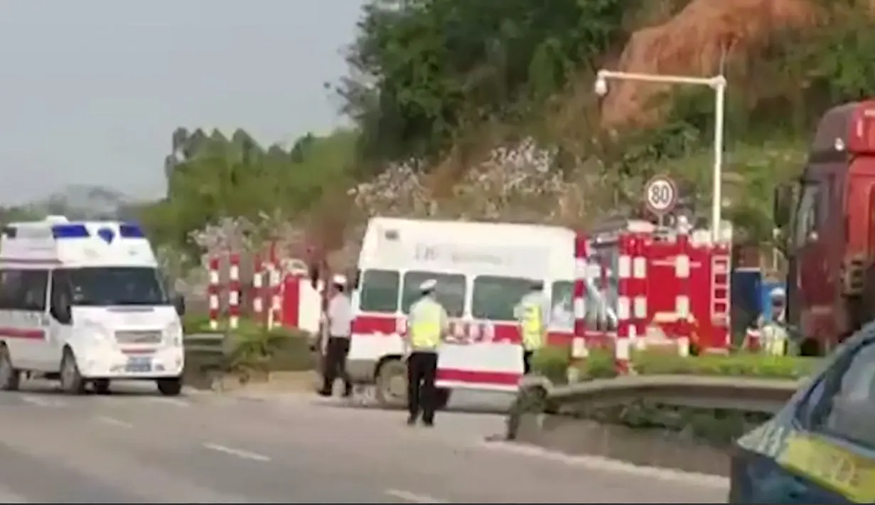 Ambulans berbelok ke sisi jalan saat tiba setelah pesawat China Eastern Airlines dilaporkan jatuh di Teng County di Kota Wuzhou, provinsi Guangxi, Senin (21/3/2022). Pesawat tersebut mengangkut 132 orang yang terdiri dari 123 penumpang dan sembilan awak kabin. (STR/The Paper/AFPTV/AFP)