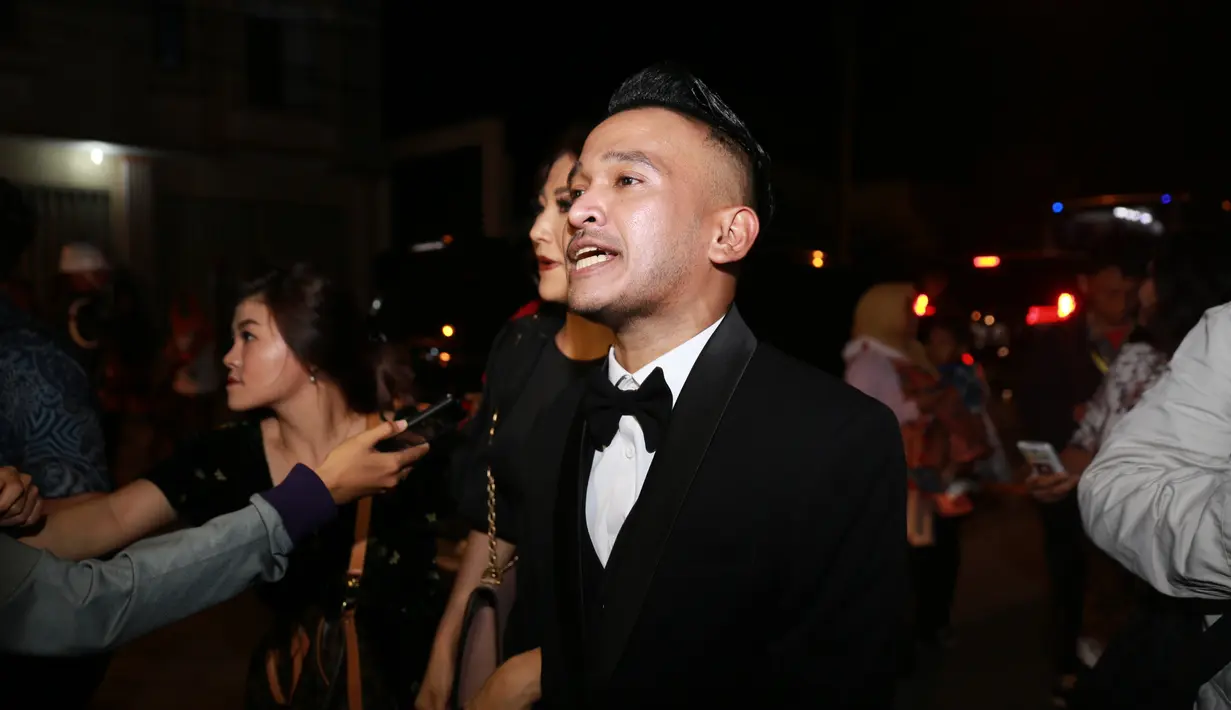 Perasaan grogi ayah satu anak itu lantaran melihat ayahnya sebagai Presiden Indonesia. Setelah itu, suasana menjadi cair dan tertawa bersama di atas pelaminan. (Adrian Putra/Bintang.com)