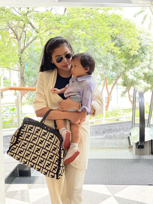 Saat menjadi bintang tamu program Rumpi yang dipandu Feni Rose, Olivia menceritakan pernikahannya dan kelahiran anak pertama saat usianya hampir 41 tahun. [Instagram/oliviazallianty]