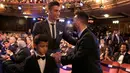 Bintang Real Madrid Cristiano Ronaldo mendapat ucapan selamat dari bintang Argentina, Lionel Messi usai meraih pemain terbaik pada acara The Best FIFA Football Awards 2017 di London, Senin (23/10). Ronaldo mengalahkan Messi dan Neymar. (AP/Alastair Grant)