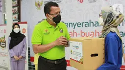 Direktur Utama Bank BTN Haru Koesmahargyo berbincang dengan nakes di sela-sela acara Gelar Buah Nusantara (GBN) di Rumah Sakit Persahabatan Jakarta, Selasa (10/8/2021). GBN merupakan wadah akselerasi Gerakan Bangga Buatan Indonesia yang dicanangkan oleh Jokowi. (Liputan6.com/HO/BTN)