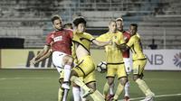 Striker Bali United Ilija Spasojevic (kiri) berjibaku dengan bek Global Cebu Lee Jeong-min pada laga Grup G AFC Cup di Rizal Memorial Stadium, Selasa (27/2/2018). (Twitter Bali United)