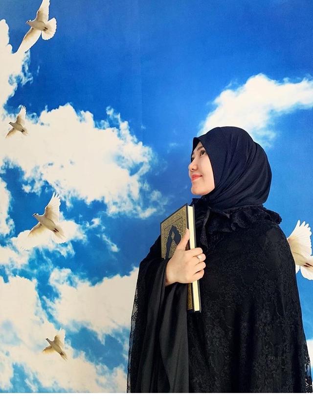 Baru Selesai Umrah, Ini 7 Gaya Via Vallen dalam Balutan Hijab