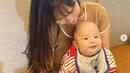 Momen Chika menggendong Kenkulus ini sukses curi perhatian. Kenkulus belum bisa bicara secara lancar dan potret gundulnya sangat bikin gemas. Kenkulus baru bisa berbicara lancar di usia 8 bulan. (Liputan6.com/IG/imchika)