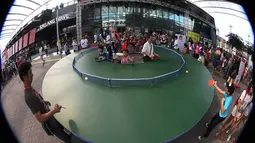 Meja pingpong bundar menjadi arena favorit yang dimainkan anak-anak. (Bola.com/Arief Bagus)