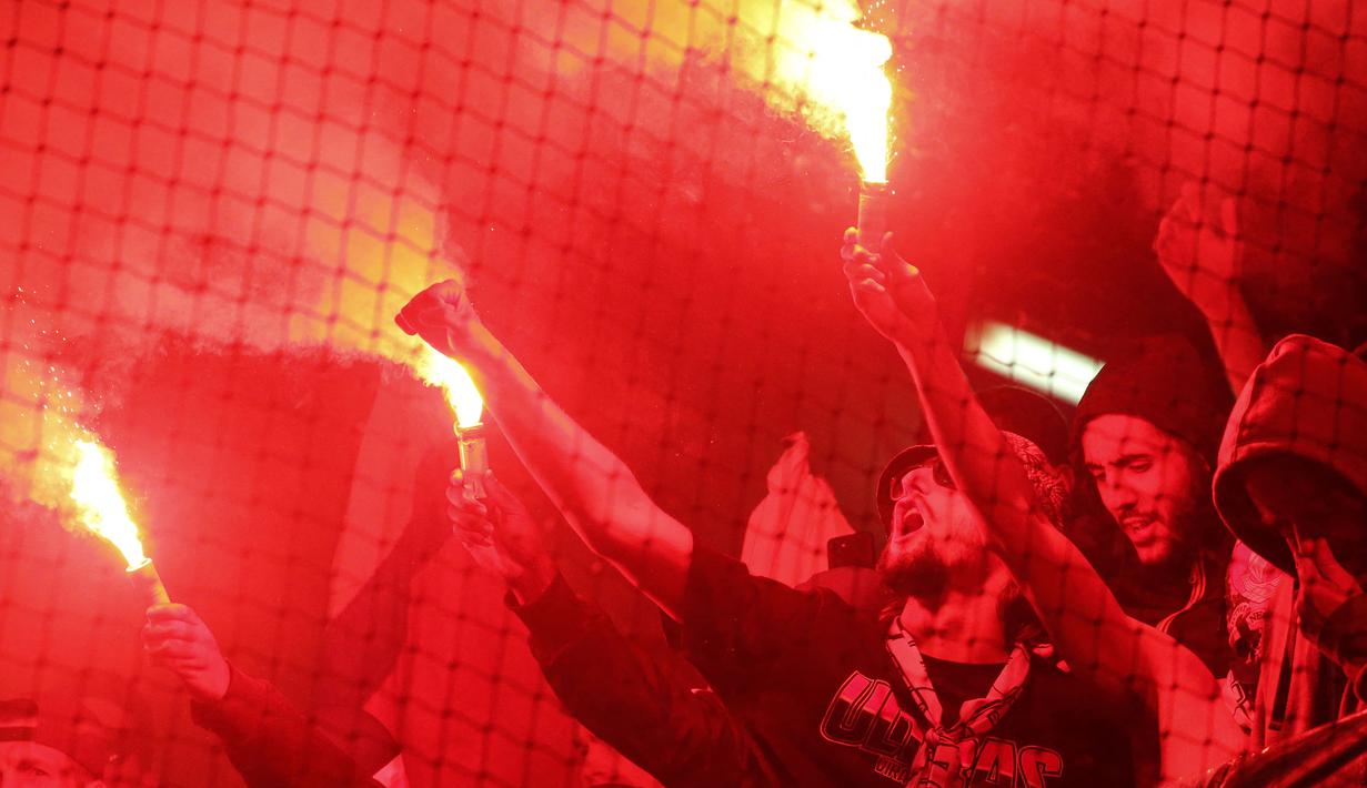 Gol Mauro Icardi disambut para pendukung PSG dengan menyalakan flare dari bangku penonton. (Foto: AFP/Francois Nascimbeni)