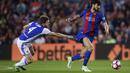 Pemain Real Sociedad, Asier Illarramendi menarik celana pemain Barcelona, Andre Gomes pada lanjutan La Liga di Camp Nou stadium in Barcelona, Spanyol, (15/4/2017). Barcelona menang 3-2.  (AP /Manu Fernandez)