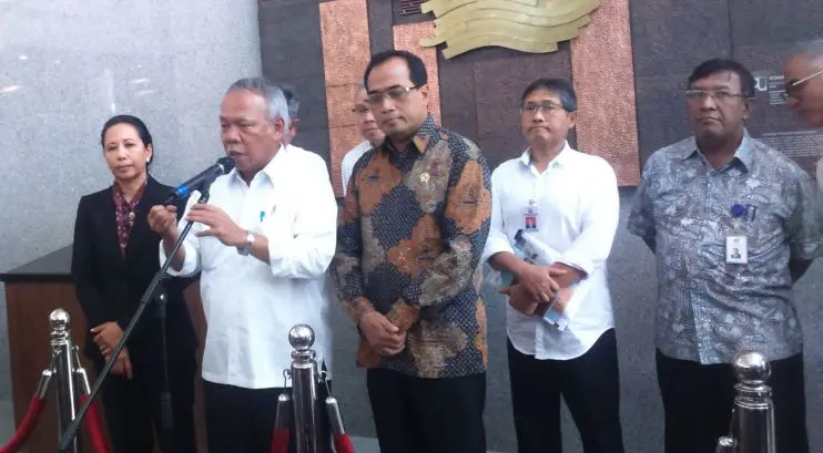 Menteri PUPR Basuki Hadimuljono memberikan keterangan usai melakukan pertemuan dengan Menteri BUMN Rini Soemarno dan Menteri Perhubungan Budi Karya Sumadi, Selasa (20/2/2018). (Maul/Liputan6.com)