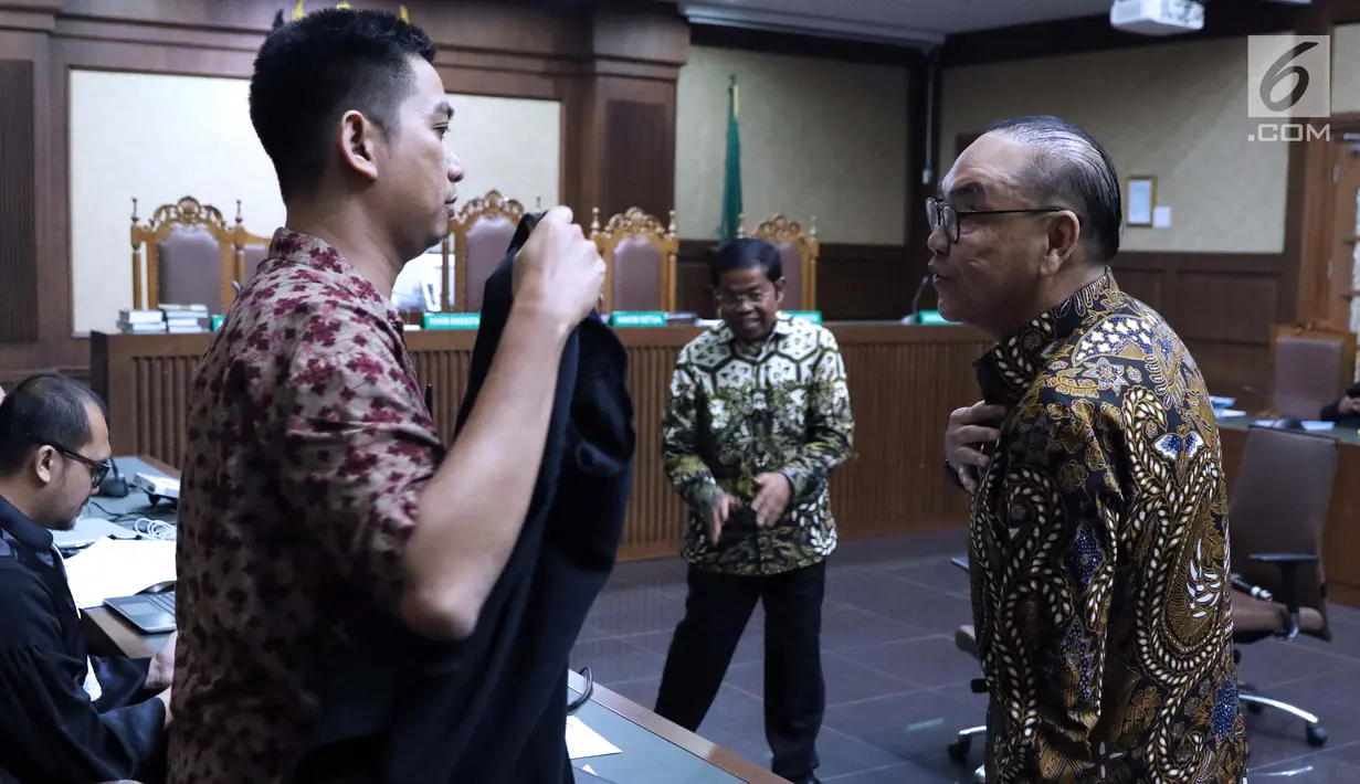 Pengusaha Johanes Budisutrisno Kotjo (kanan) saat jeda sidang lanjutan dugaan suap pembangunan PLTU Riau-1 dengan terdakwa Idrus Marham di Pengadilan Tipikor, Jakarta, Selasa (19/2). (Liputan6.com/Helmi Fithriansyah)