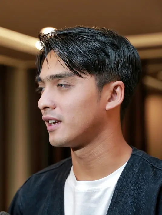 "Orang-orang kan mudiknya sebelum lebaran abis dapet THR, kalo kita pas lebaran jadi orang udah pada dikampung kita baru berangkat," ungkap Ricky Harun di kawasan Kebon Jeruk, Jakarta Barat, Selasa (21/6/2016). (Adrian Putra/Bintang.com)