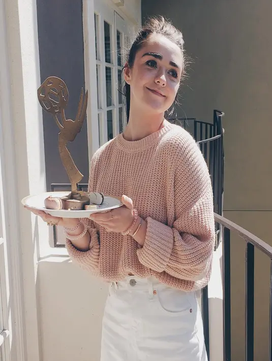 Saat menikmati waktu santainya pun gadis asal Inggris ini tetap telihat cantik dengan sweater merah muda dan juga bawahan putih. Maisie terlihat modis dan cantik walaupun dengan pakaian sederhana. (Liputan6.com/Instagram/@maisie_williams)