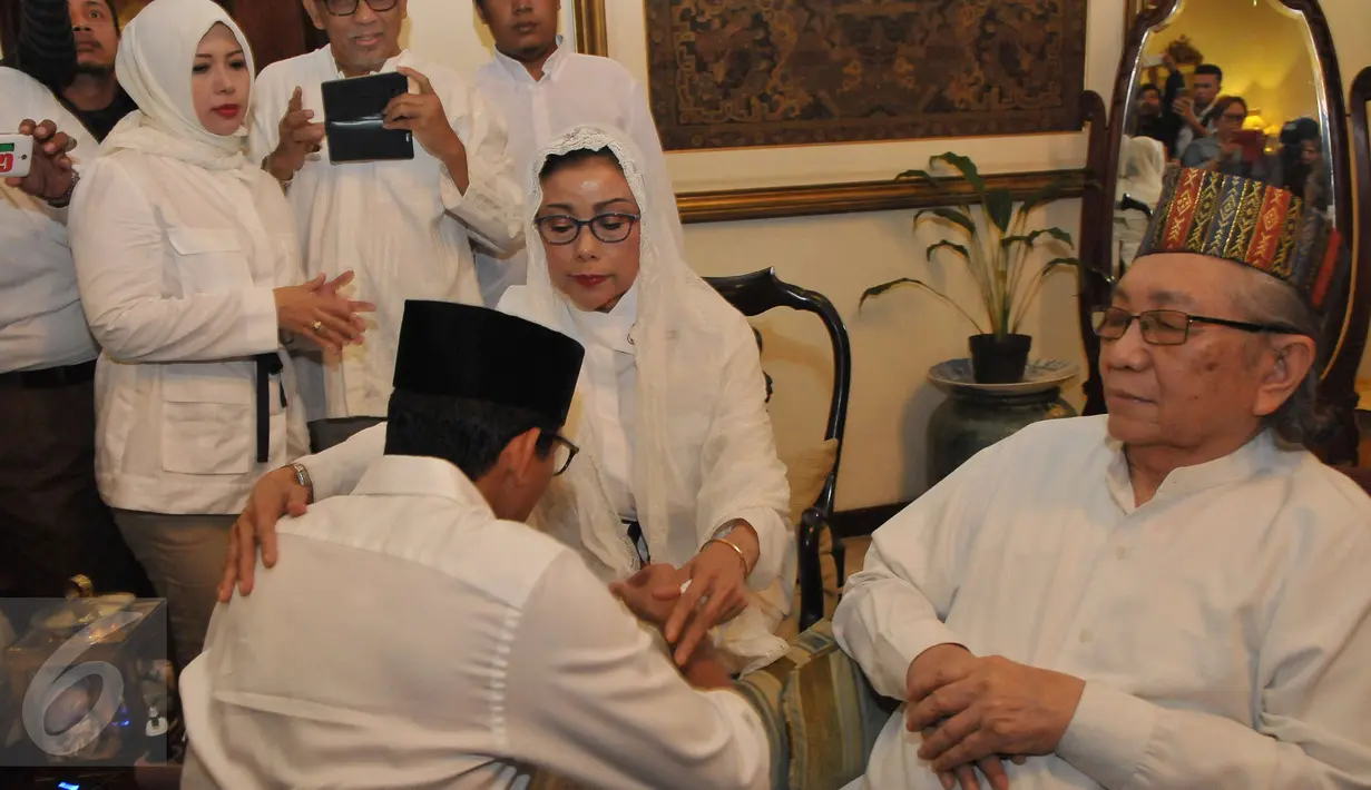 Calon Wakil Gubernur DKI, Sandiaga Uno sungkem dengan ibunya, Mien Uno di kediaman orangtuanya di Kebayoran Baru, Jakarta, Rabu (19/4). Sandiaga meminta doa restu sebelum menggunakan hak pilihnya pada Pilkada DKI 2017. (Liputan6.com/Helmi Afandi)