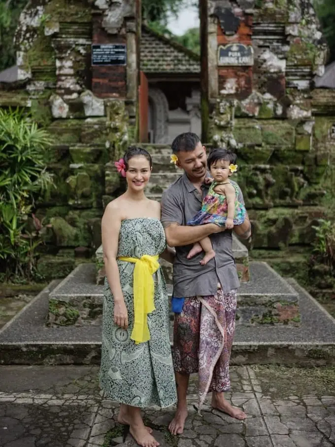 [Bintang] Bikin Iri, Ini 8 Foto Kekompakan Keluarga Rio Dewanto dan Atiqah Hasiholan