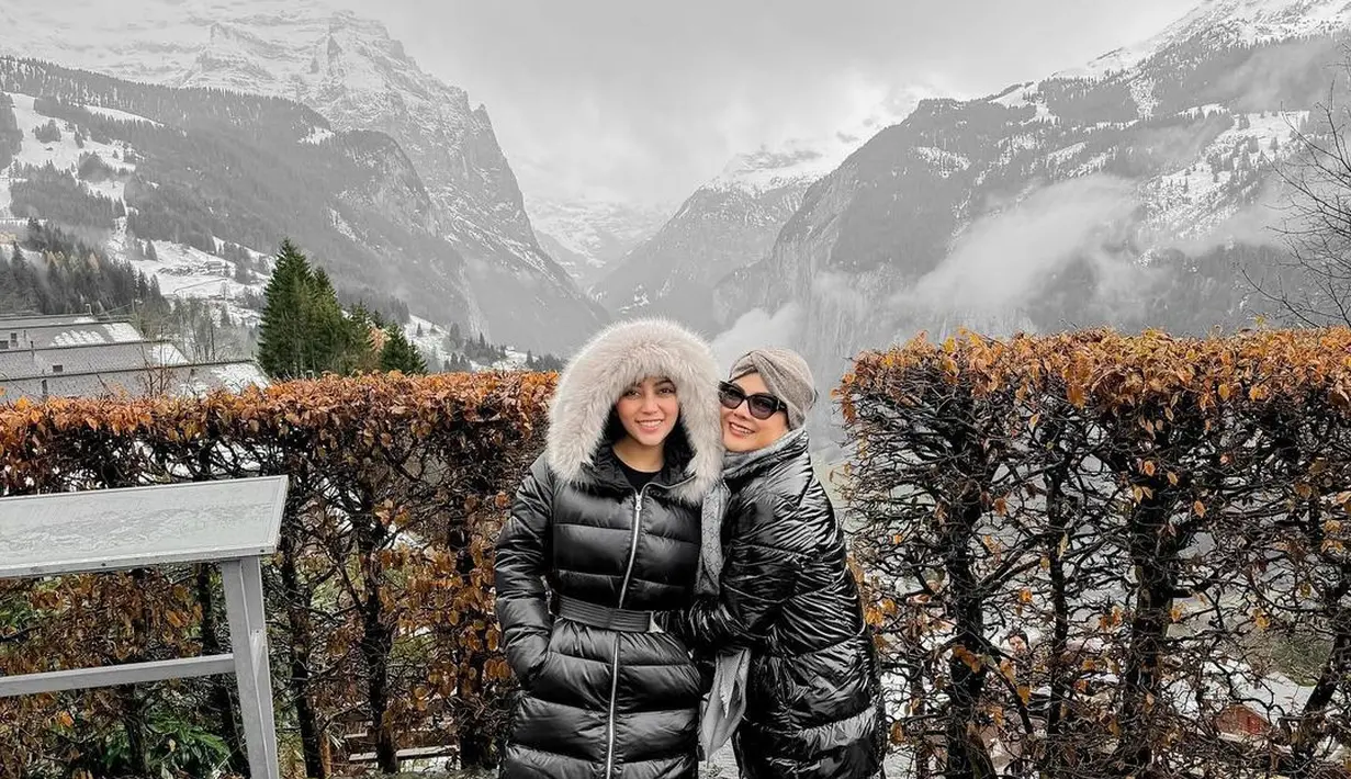 Tak hanya Natasha Wilona, Rachel vennya juga merayakan hari ibu di luar negeri. Lihat kompaknya gaya Rachel Vennya dan sang ibu kenakan puffer coat warna hitam berpose dengan latar gunung di Switzerland. [@rachelvennya]