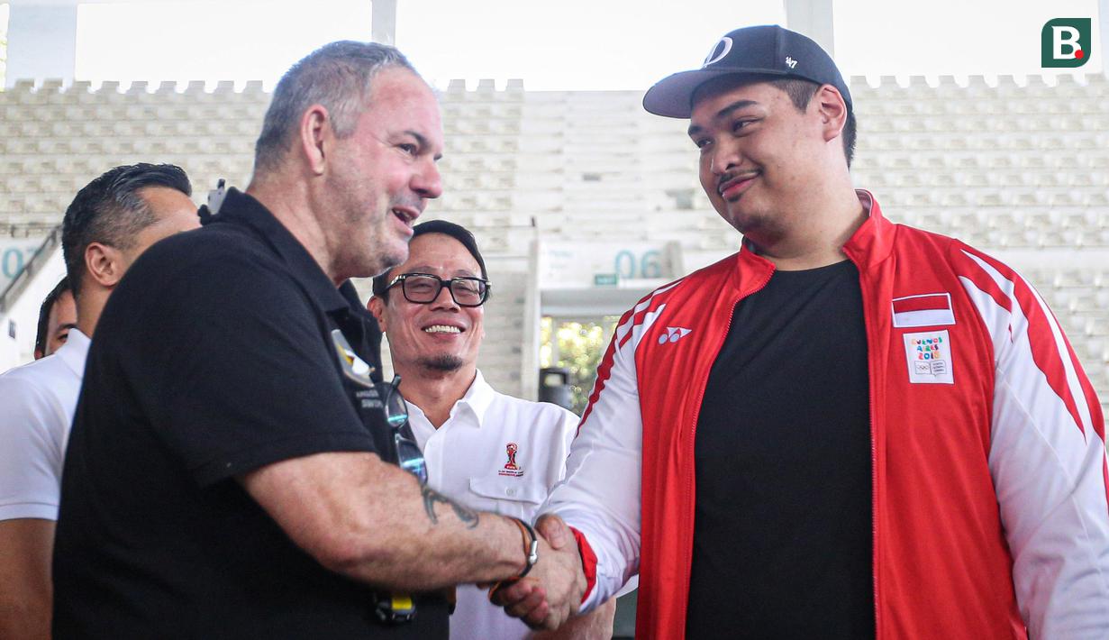 Menteri Pemuda dan Olahraga Republik Indonesia, Dito Ariotedjo (kanan) menyalami pelatih asing Tim Renang Indonesia, Michael Piper saat meninjau Pelatnas Tim Renang Indonesia menjelang SEA Games 2023 di Stadion Akuatik GBK, Senayan, Jakarta, Rabu (05/04/2023). Indonesia akan mengikuti perhelatan olahraga terbesar Asia Tenggara tersebut pada 5 hingga 17 Mei 2023 di Kamboja. (Bola.com/Bagaskara Lazuardi)