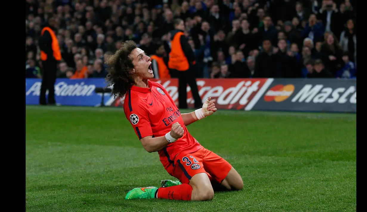 Bek PSG, David Luiz merayakan selebrasi usai mencetak gol ke gawang Chelsea pada leg kedua 16 besar Liga Champions di Stadion Stamford Bridge, London, Inggris (11/3/15) . Chelsea bermain imbang 2-2 dengan Paris St Germain. (Reuters/Stefan Wermuth)