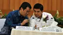 Kaditama Reubang BPK RI Bachtiar Arif (kiri) berbincang dengan Menpan RB Yuddy Chrisnandi saat menghadiri acara sarasehan Refleksi 69 Tahun BPK di Gedung BPK RI, Jakarta, Selasa (19/1). (Liputan6.com/Johan Tallo)