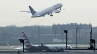 Pesawat American Airlines terbakar di Bandara Chicago (Reuters)