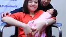 Berdasarkan suaminya, sang istri sejak lama mencari-cari nama melalui buku nama-nama. Kelahiran bayi mungil itu juga sama dengan lahir sang ibu. Tika pada 5 April, sedangkan sang anak lahir pada 7 April 2017. (Adrian Putra/Bintang.com)