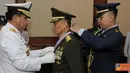 Citizen6, Jakarta: Panglima TNI Laksamana TNI Agus Suhartono, menyematkan Tanda Kehormatan RI, Bintang Jalasena Utama dan Bintang Swa Bhuwana Paksa Utama kepada Kasad Jenderal TNI Pramono Edhie Wibowo. (Pengirim: Badarudin Bakri).