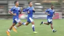 Pemain Persib, Agung Pribadi, melatih kecepatan saat latihan di Lapangan Progresif, Bandung, Senin (3/5/2016). (Bola.com/Vitalis Yogi Trisna)