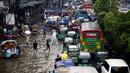 Sebuah jalan yang tergenang banjir di Dhaka, Bangladesh (21/7/2020). Hujan lebat monsun pada Selasa (21/7) meluluhlantakkan Dhaka, ibu kota Bangladesh, dengan beberapa kendaraan terperangkap di jalanan yang tergenang air dan orang-orang terjebak di rumah mereka akibat banyak daerah dataran rendah ya