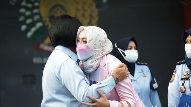 Diwarnai Tangis, Ini 7 Potret Detik-detik Angelina Sondakh Bebas dari Penjara