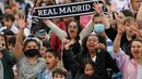 <p>Suporter Real Madrid berkumpul merayakan trofi La Liga Spanyol di alun-alun Plaza Cibeles di Madrid pada 30 April 2022. Real Madrid mengamankan gelar La Liga ke-35  setelah kemenangan kandang 4-0 atas Espanyol. (AFP/Oscar Del Pozo)</p>