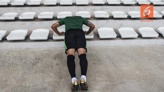 Pemain Timnas Indonesia, Beto Goncalves, push up saat latihan di Stadion Madya, Jakarta, Minggu (11/11). Latihan ini persiapan jelang laga Piala AFF 2018 melawan Timor Leste. (Bola.com/Vitalis Yogi Trisna)