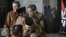 Presiden Joko Widodo bersalaman dengan Mantan Presiden Bj Habibie yang hadir dalam peresmian gedung baru KPK di Jakarta, Selasa (29/12). Gedung baru Komisi Pemberantasan Korupsi ini berlantai 16. (Liputan6.com/Faizal Fanani)