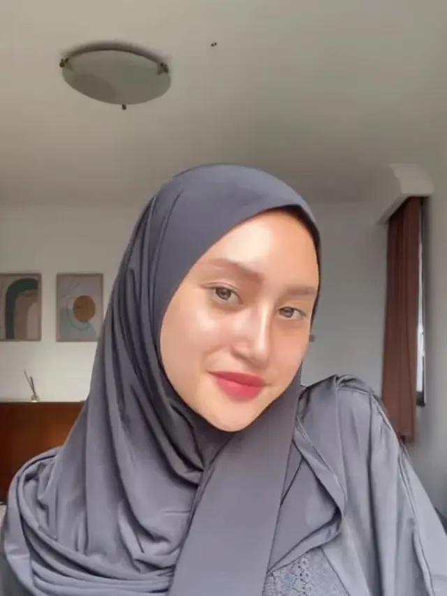 Permesta Dhyaz Berhijab