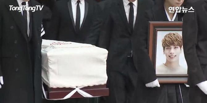 VIDEO: Tangisan Para Artis di Pemakaman Jonghyun SHINee