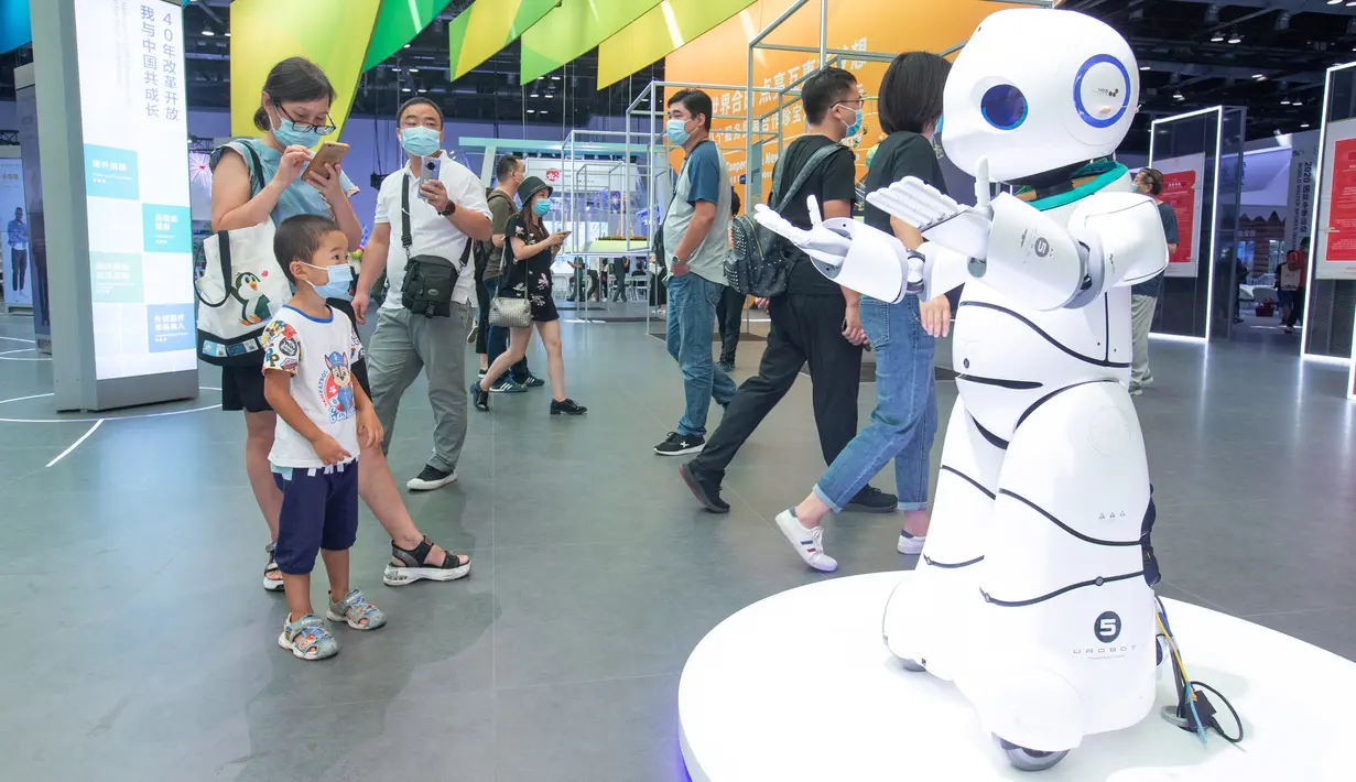 Orang-orang melihat sebuah robot pintar di Pameran Perdagangan Jasa Internasional China (China International Fair for Trade in Services/CIFTIS) 2020 di Beijing, ibu kota China, pada 8 September 2020. CIFTIS 2020 akan berakhir pada 9 September. (Xinhua/Xu Jinquan)