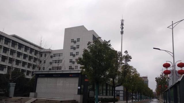 Jalanan di Wuhan sudah sepi. Mobil-mobil jarang berlalu-lalang.