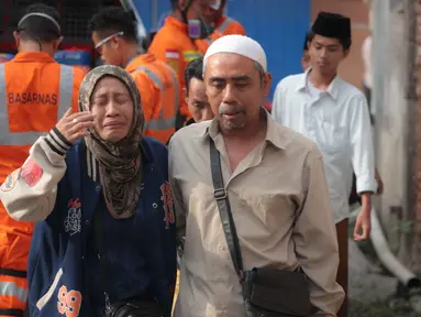 Seorang perempuan menangis ketika upaya penyelamatan sedang berlangsung setelah sebuah bangunan musala yang sedang dibangun runtuh di sebuah kompleks pesantren di Sidoarjo, Jawa Timur, Selasa 30 September 2025. (AP Photo/Trisnadi)