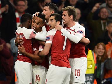 Perayaan gol Aubameyang ke gawang Valencia pada leg 1, semifinal Liga Europa yang berlangsung di Stadion Emirates, London, Jumat (3/5). Arsenal menang 3-1 atas Valencia. (AFP/Glyn Kirk)