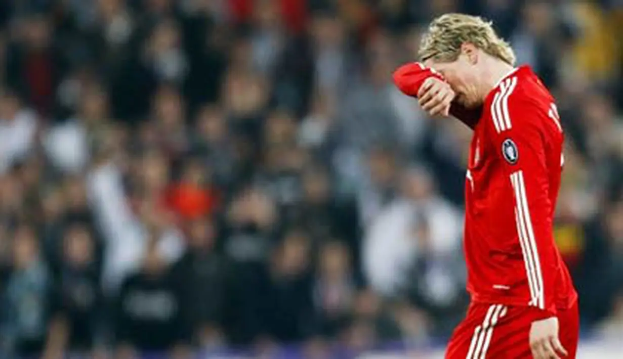 Liverpool's forward Fernando Torres is substituted during the UEFA Champions League second round first leg football match against Real Madrid at the Santiago Bernabeu stadium on February 25, 2009. AFP PHOTO/PAUL ELLIS 