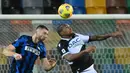 Pemain Inter Milan, Milan Skriniar (kiri) berebut bola diudara dengan pemain Udinese, Samir dalam laga lanjutan Liga Itali 2020/2021 di Friuli stadium, Minggu (24/1/2021) dini hari. (Foto: AFP/Vincenzo Pinto)