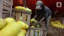 Pedagang marapikan timun suri di pasar induk Kramat Jati, Jakarta, Sabtu (17/4/2021). Timun Suri menjadi menu saat berbuka puasa dimana para pedagang menjual sekitar Rp 5500 perkilo. (merdeka.com/Imam Buhori)