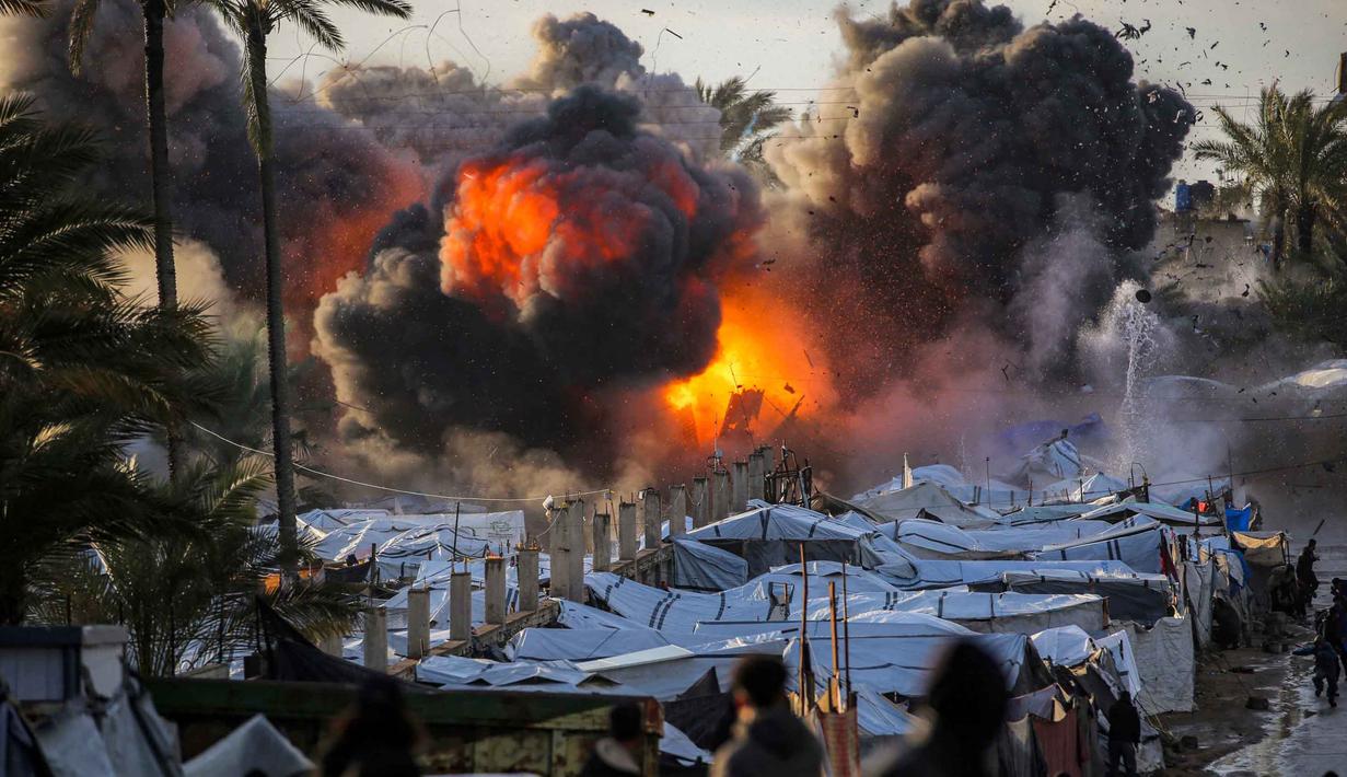Bola api meletus setelah serangan udara Israel menghantam sebuah lokasi dekat tenda-tenda penampungan pengungsi Palestina di Deir el-Balah, Jalur Gaza tengah pada 25 Maret 2026. Sebuah serangan udara Israel menghantam area di dekat perkemahan tenda yang menampung warga Palestina yang mengungsi di Deir el-Balah, Gaza tengah. (Eyad Baba/AFP)